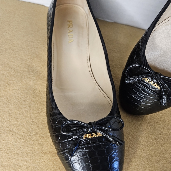 Prada Black Croc-Embossed Flats Bow Ballet Logo In Gold Tone - Picture 1 of 10